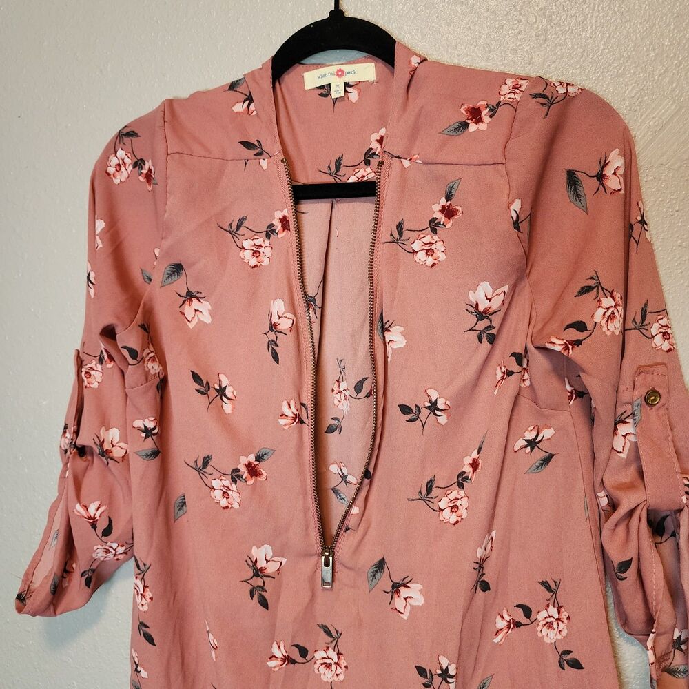 Wishful Park Womens Medium Dusty Rose Floral Zip V-Neck Roll-Tab Sleeve Blouse